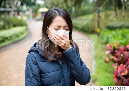 Asian Woman wear facemask outdoor 32860846