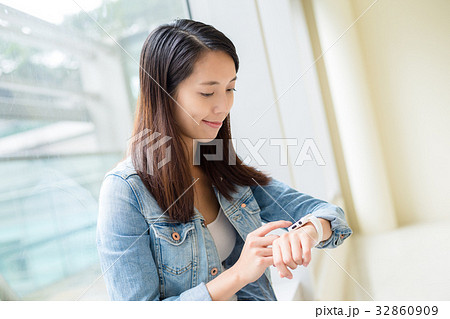 Asian Woman using wearable smart watch 32860909