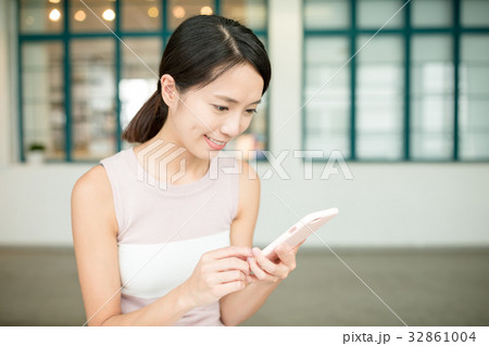 Woman use of cellphone 32861004