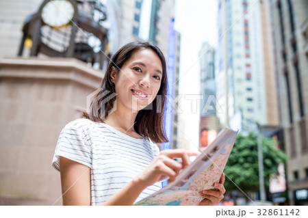 Woman use of city map in Hong Kong 32861142