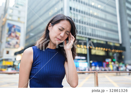 Woman suffer from headache 32861326
