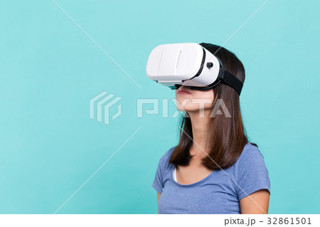 Asian Woman watching with virtual reality Asian Woman watching with virtual reality 32861501