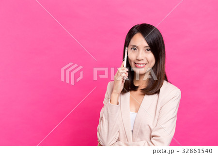 Asian business woman talk to smart phone Asian business woman talk to smart phone 32861540
