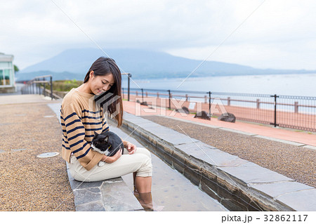 Woman play with cat and enjoy street cat Woman play with cat and enjoy street cat 32862117