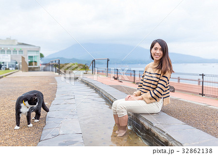 Woman with kitten and enjoy foot bath 32862138