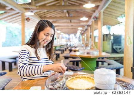 Woman enjoy water flow white noodles in restaurant 32862147