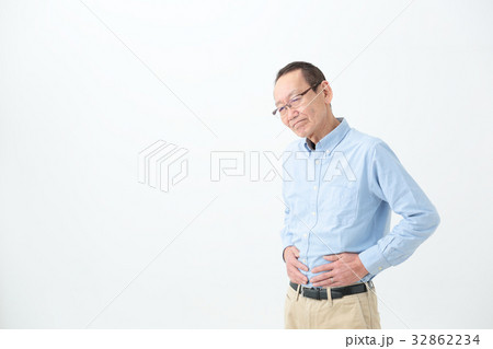 シニア男性　胃痛 32862234