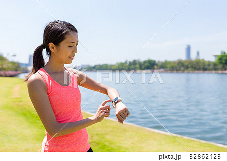 Sport woman use of smart watch 32862423