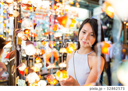 Woman buying the lantern in street market 32862573