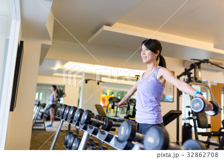 Woman lifting up dumbbell 32862708