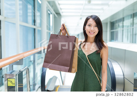 Woman holding shopping bag Woman holding shopping bag 32862802