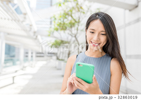 Business woman use of mobile phone 32863019