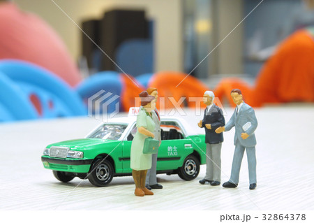 model taxi and small figures 32864378