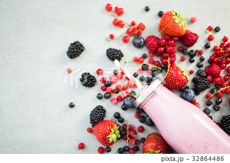 Flat lay berry smoothie and ingredients Flat lay berry smoothie and ingredients 32864486