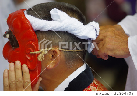 日本三大下り宮 草部吉見神社夏祭り 御仮屋での神楽舞の為に鬼の面を着ける 日本三大下り宮 草部吉見神社夏祭り 御仮屋での神楽舞の為に鬼の面を着ける 32864705