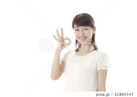 グッドサインの女性 32865547