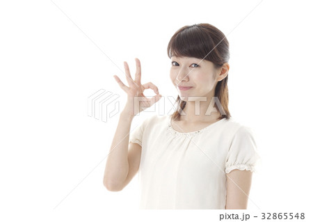 グッドサインの女性 32865548