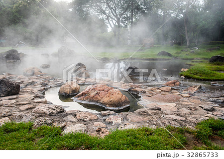Boil egg in the mineral pool and natural hot water 32865733