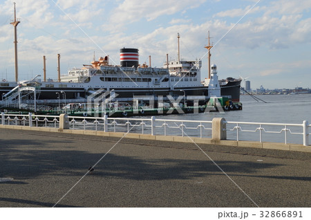 横浜港に浮かぶ氷川丸 32866891