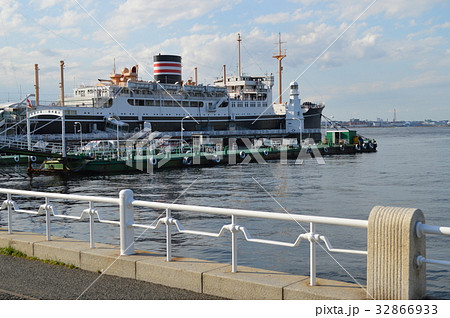 横浜港、桟橋と氷川丸 32866933