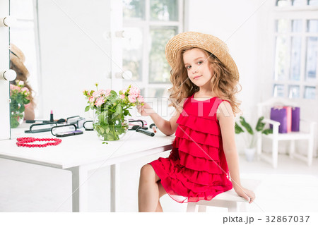 A little girl with cosmetics. She is in mother's 32867037