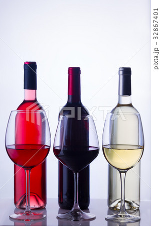 Set of glasses with wine 32867401