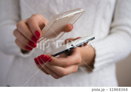 Removing the cover of the smartphone Removing the cover of the smartphone 32868368