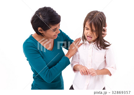 mother comforting crying daughter mother comforting crying daughter 32869357