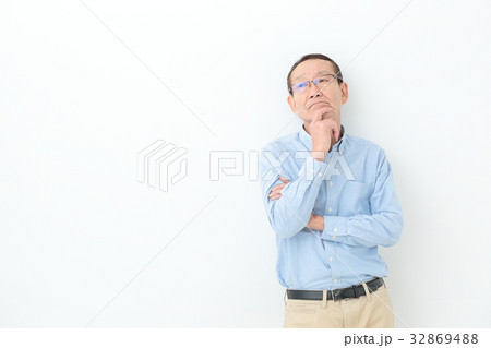 悩むシニア男性 悩むシニア男性 32869488
