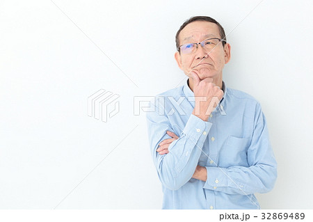 悩むシニア男性 悩むシニア男性 32869489