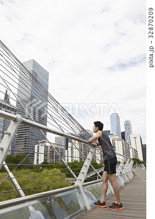 手すり ビジネス ビジネスマン 32870209