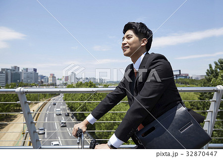 感情 手すり ビジネスマン 32870447