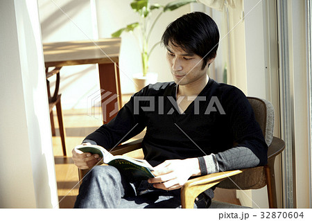 日当たりの良い部屋で読書をする男性 日当たりの良い部屋で読書をする男性 32870604