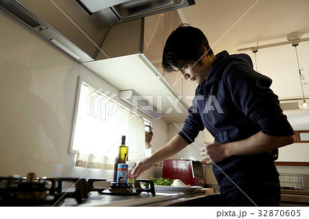 男の料理、調理、盛り付けシーン。 男の料理、調理、盛り付けシーン。 32870605