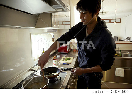 男の料理、調理シーン。 男の料理、調理シーン。 32870606