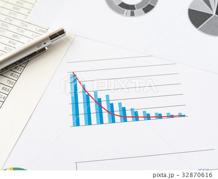 右肩下がり　棒グラフ　折れ線グラフ 32870616