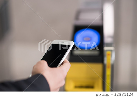 改札 スマホ 撮影協力 京王電鉄株式会社 の写真素材