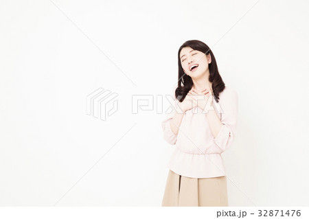 女性 若い女性 若い 笑顔 かわいい 可愛い ライフスタイル きれい カジュアルの写真素材