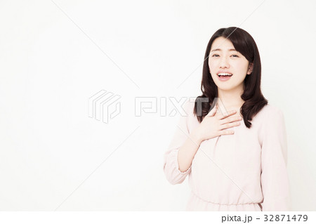 女性　若い女性　若い　笑顔　かわいい　可愛い　ライフスタイル　きれい　カジュアル 32871479