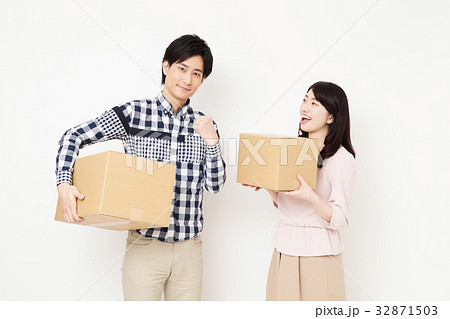 引越し 夫婦 カップル 女性 家族 男性 宅配 荷物 ライフスタイル 白バック 引越し 夫婦 カップル 女性 家族 男性 宅配 荷物 ライフスタイル 白バック 32871503