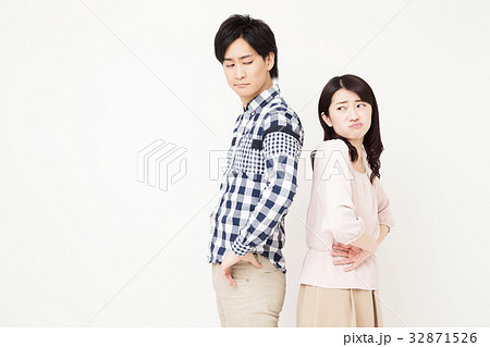 夫婦　カップル　女性　家族　男性　ライフスタイル　白バック 32871526
