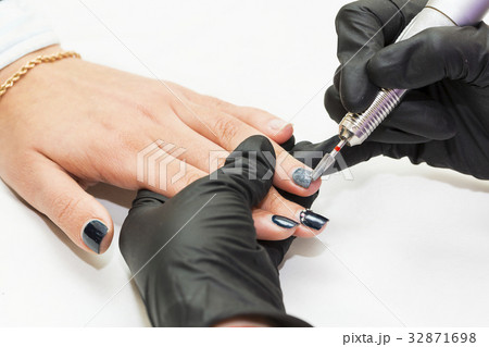 The process of manicure in the beauty salon is sho 32871698