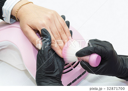 The process of manicure in the beauty salon is sho 32871700
