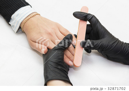 The process of manicure in the beauty salon is sho 32871702