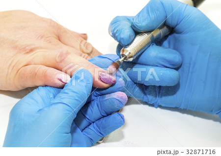 The process of manicure in the beauty salon is sho 32871716