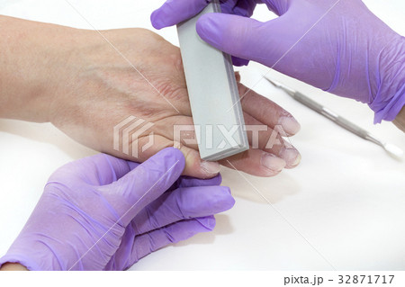 The process of manicure in the beauty salon is sho 32871717
