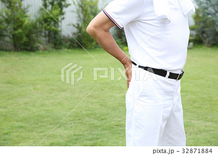 腰を抑えるシニア男性 32871884