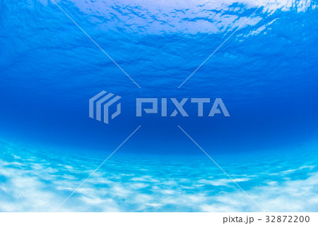 ケラマブルーの海と白い砂の海底　沖縄県・慶良間諸島・座間味の海 32872200