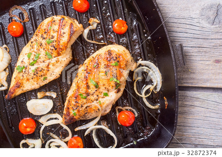 Grilled chicken breast Grilled chicken breast 32872374