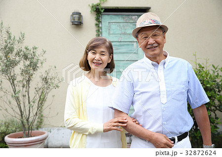 旅行するシニア夫婦 32872624